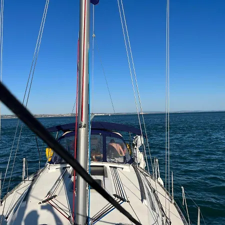 In A Boat - Lissabon