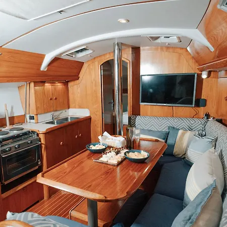 In A Boat - Botel Lissabon